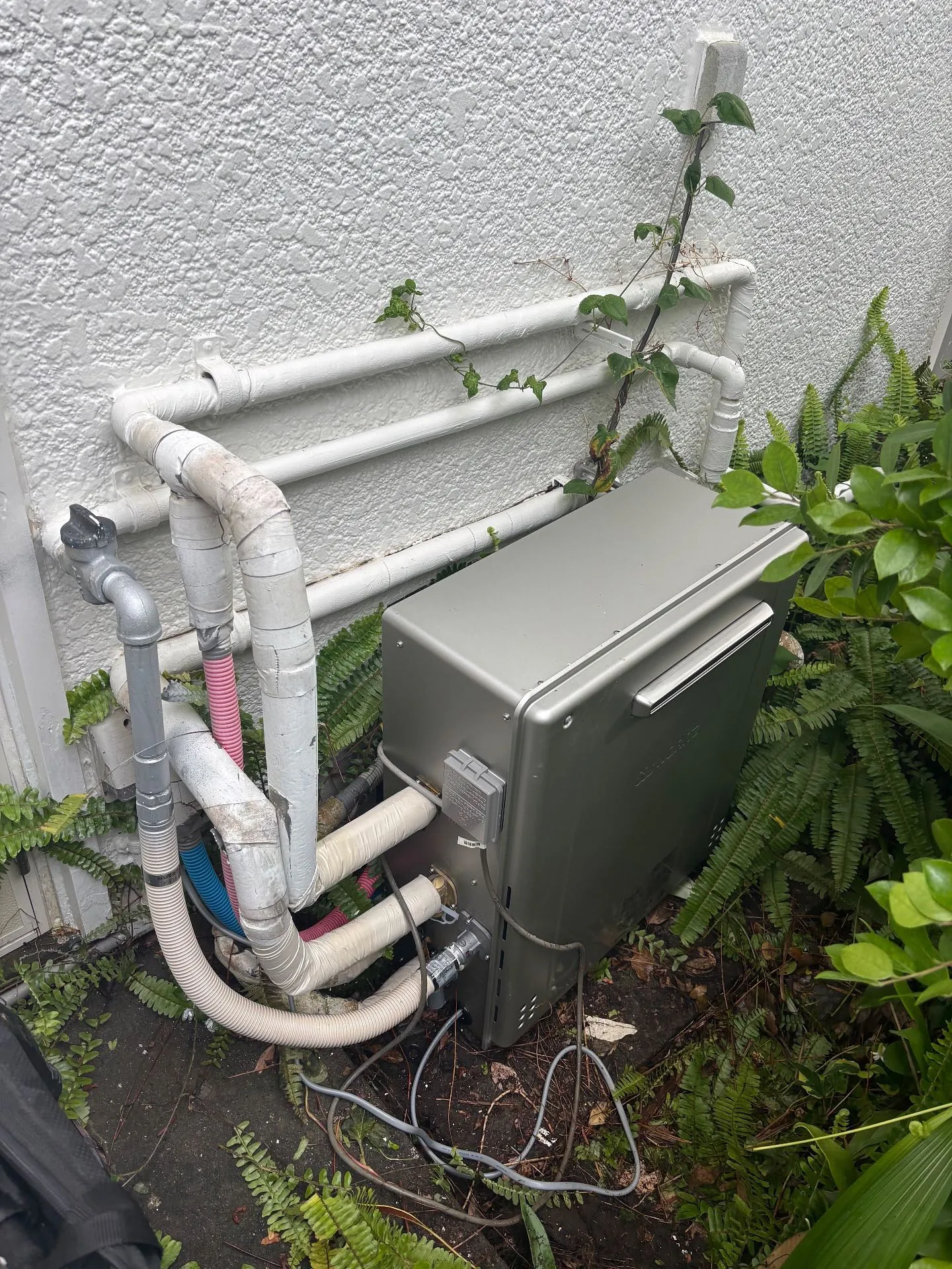 神奈川県茅ヶ崎市の給湯器交換工事👷