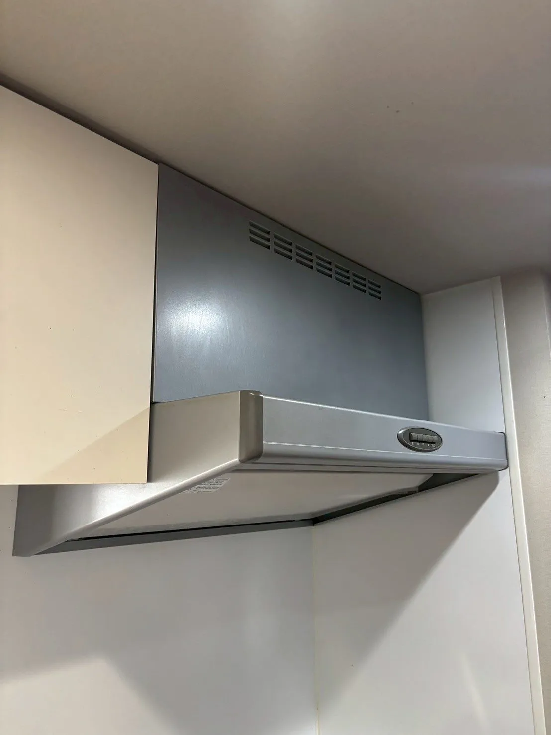 横浜市神奈川区のレンジフード交換工事👷