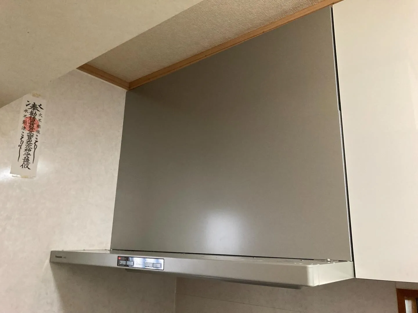 横浜市金沢区レンジフード交換工事👷